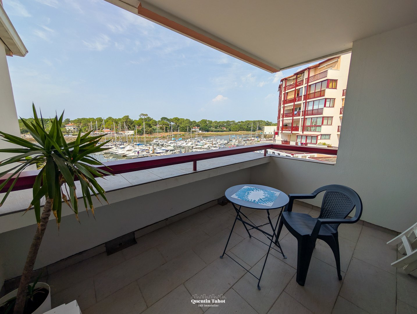 balcon-vue-port-marina-appartement-vendre-capbreton-hossegor-landes-quentin-tahot.jpg alt="Balcon avec vue panoramique sur le port et la marina, appartement à vendre à Capbreton ou Hossegor Landes – Quentin Tahot IAD Immobilier"