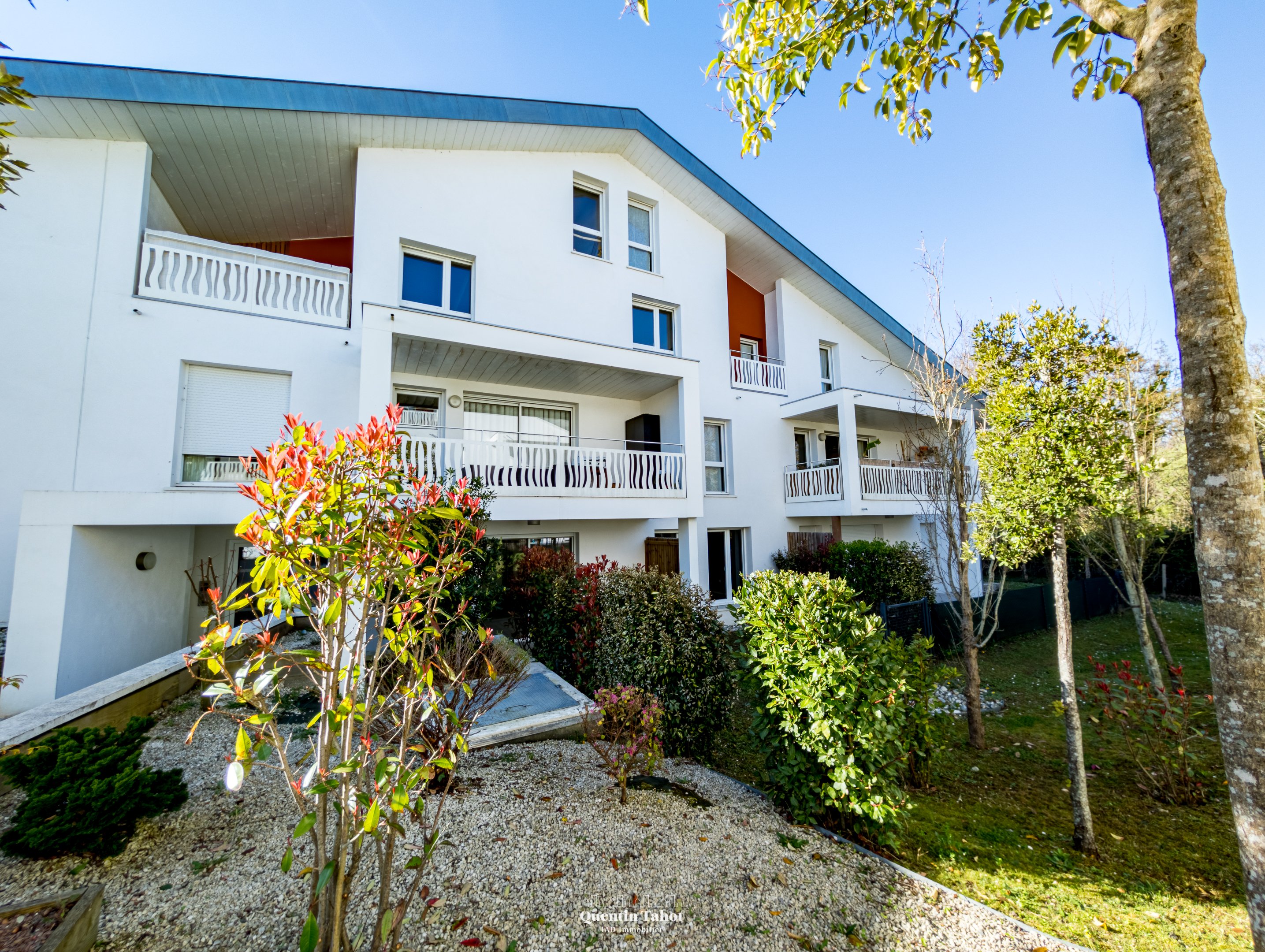 residence-appartement-balcon-jardin-vendre-labenne-tarnos-ondres-sud-landes-iad.jpg alt="Résidence avec appartements en vente, balcons et jardin paysagé, idéal investissement locatif ou résidence principale sur le secteur Labenne Tarnos Ondres Landes – IAD Quentin Tahot"