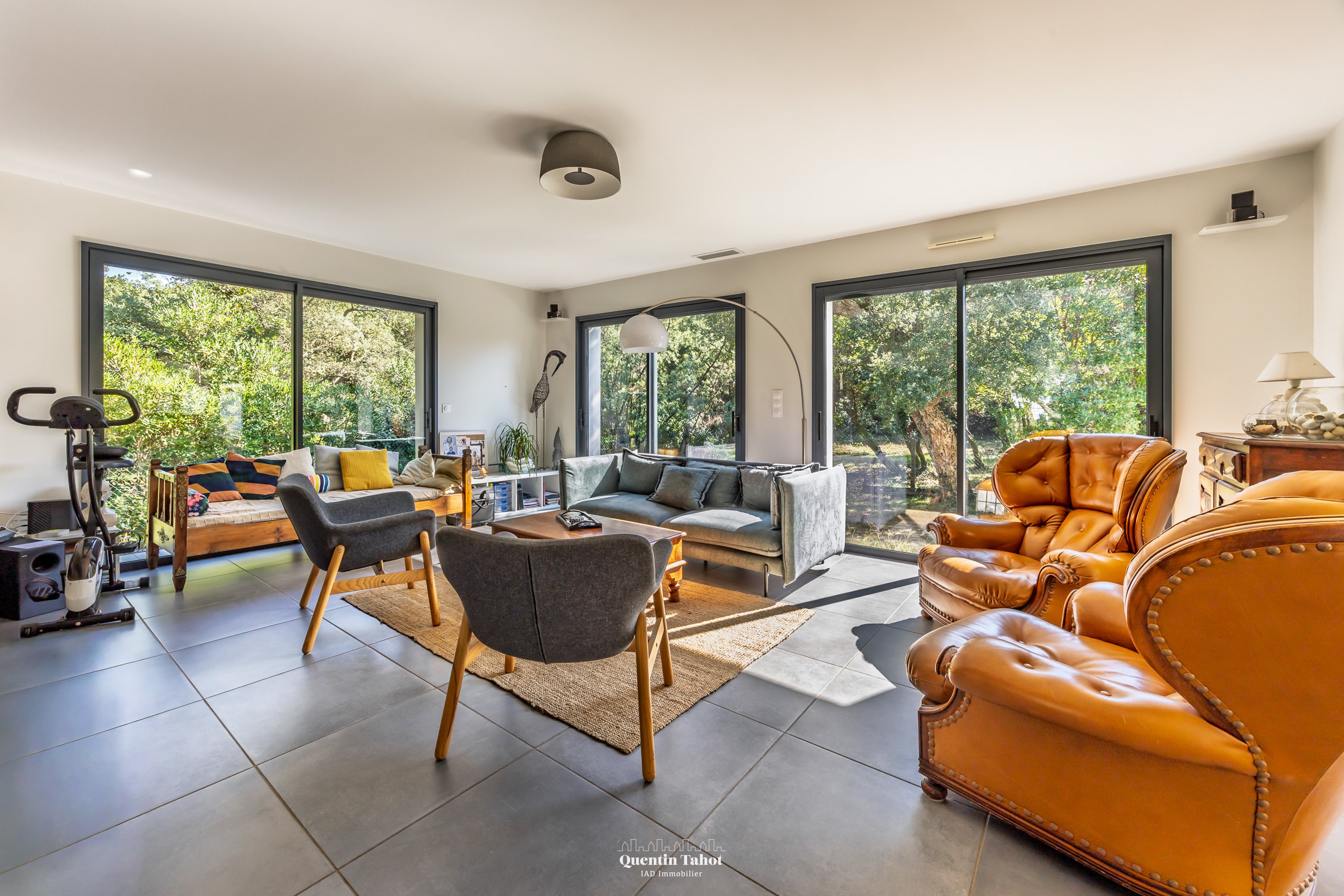salon-lumineux-baies-vitrees-maison-contemporaine-vendre-hossegor-capbreton-landes-iad.jpg alt="Grand salon lumineux avec baies vitrées sur jardin, maison contemporaine à vendre sur le secteur Hossegor Capbreton Landes – Quentin Tahot conseiller IAD"
