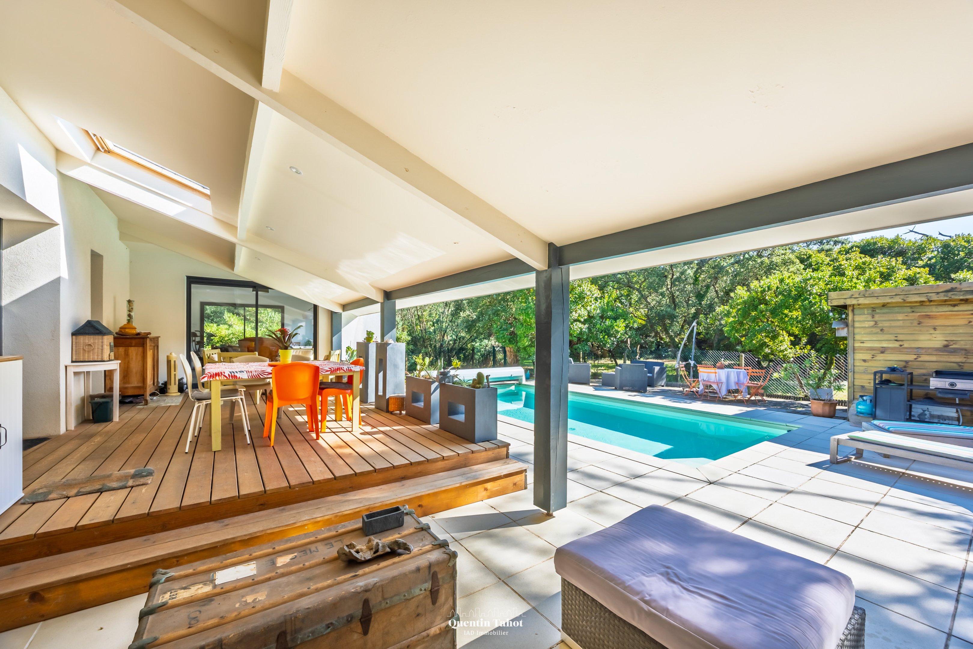  terrasse-couverte-piscine-maison-contemporaine-vendre-labenne-sud-landes-iad.jpg alt="Terrasse couverte avec piscine et deck bois d'une maison contemporaine à vendre dans le Sud des Landes, secteur Labenne – Quentin Tahot IAD Immobilier"