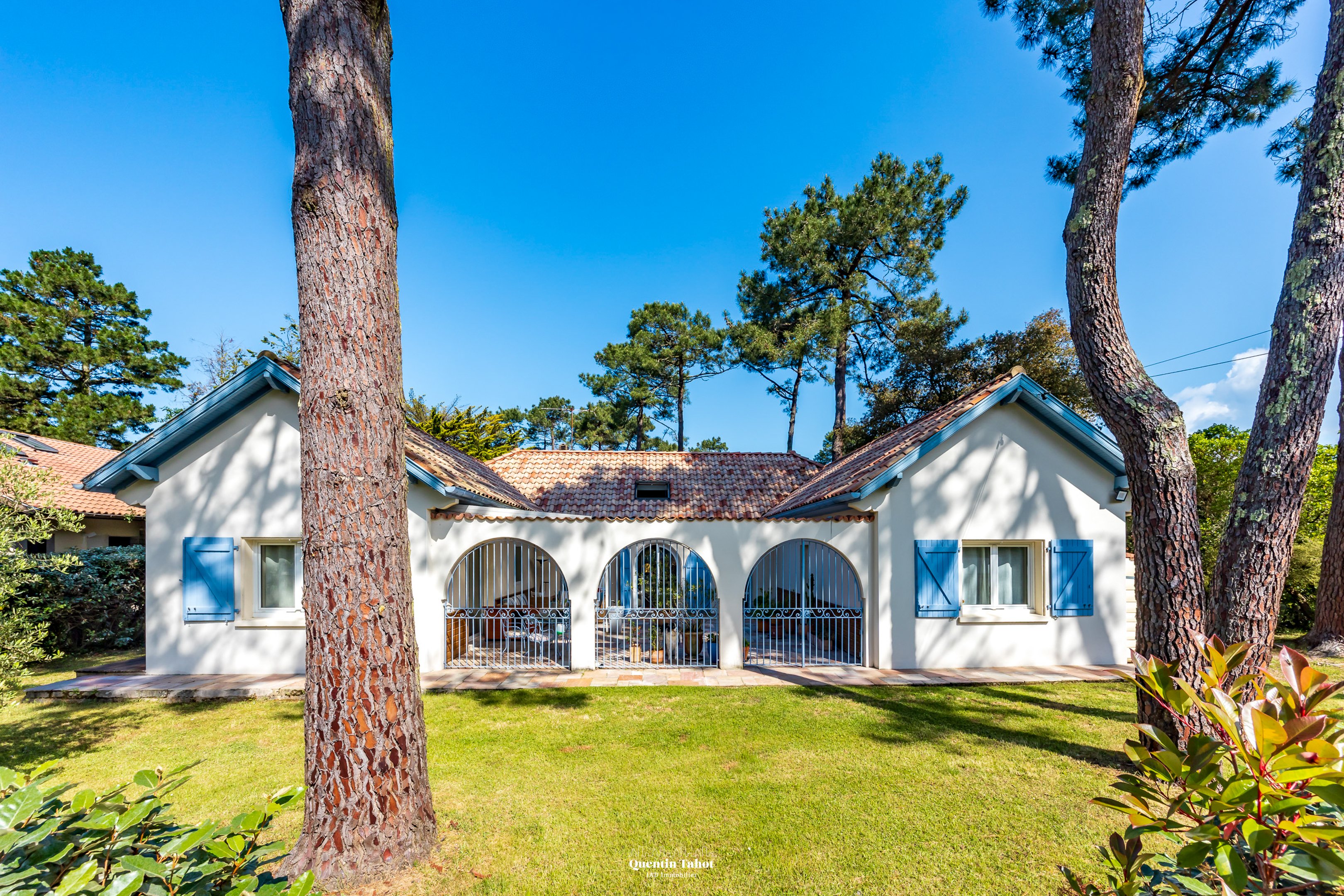 villa-landaise-pins-volets-bleus-jardin-vendre-hossegor-seignosse-capbreton-iad.jpg alt="Villa landaise traditionnelle avec volets bleus, jardin et pins maritimes à vendre sur le secteur Hossegor Seignosse Capbreton – Quentin Tahot conseiller immobilier IAD Landes"