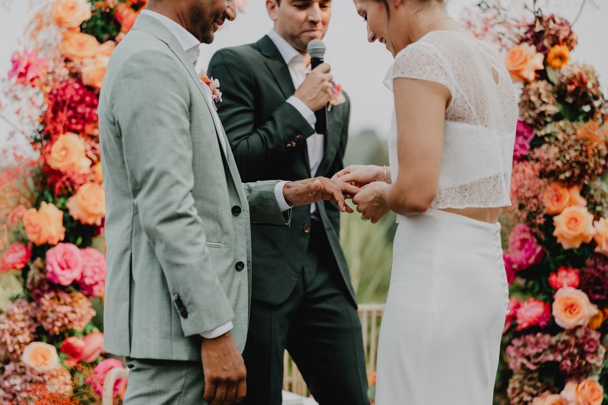 Instant d’Exception est spécialisée dans l’organisation de mariages, d’événements privés et d’événements professionnels sur-mesure. Grâce à ses agences implantées dans différentes régions de France, l’agence accompagne les particuliers comme les entreprises dans la conception, la planification et la coordination de leurs projets, avec une approche élégante, rigoureuse et personnalisée. De la recherche du lieu à la sélection des prestataires, en passant par la scénographie, la gestion du budget, le planning,